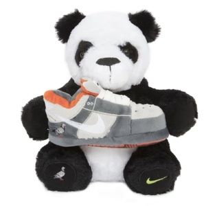 Nike SB x Staple: Plush “Panda Pigeon”